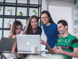 Jak zarządzać efektywnie zasobami informacyjnymi w firmie